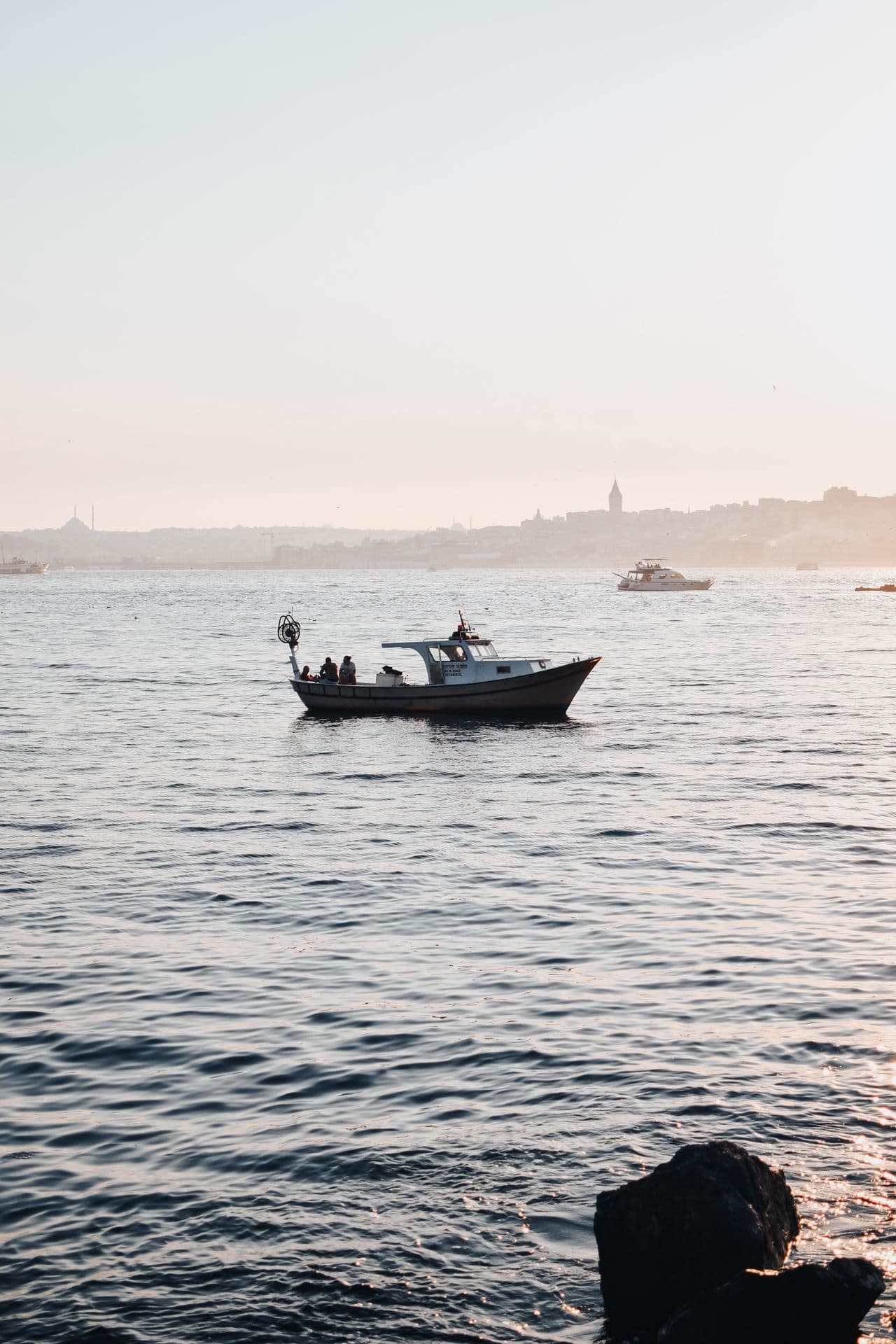 Boot im Yachthafen, für das eine Wassersporthaftpflicht- & Kaskoversicherung sinnvoll ist